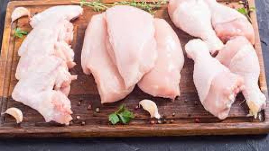 La producción de carne de pollo cayó 2,4% en 2021 al ubicarse en 2,3 millones de toneladas