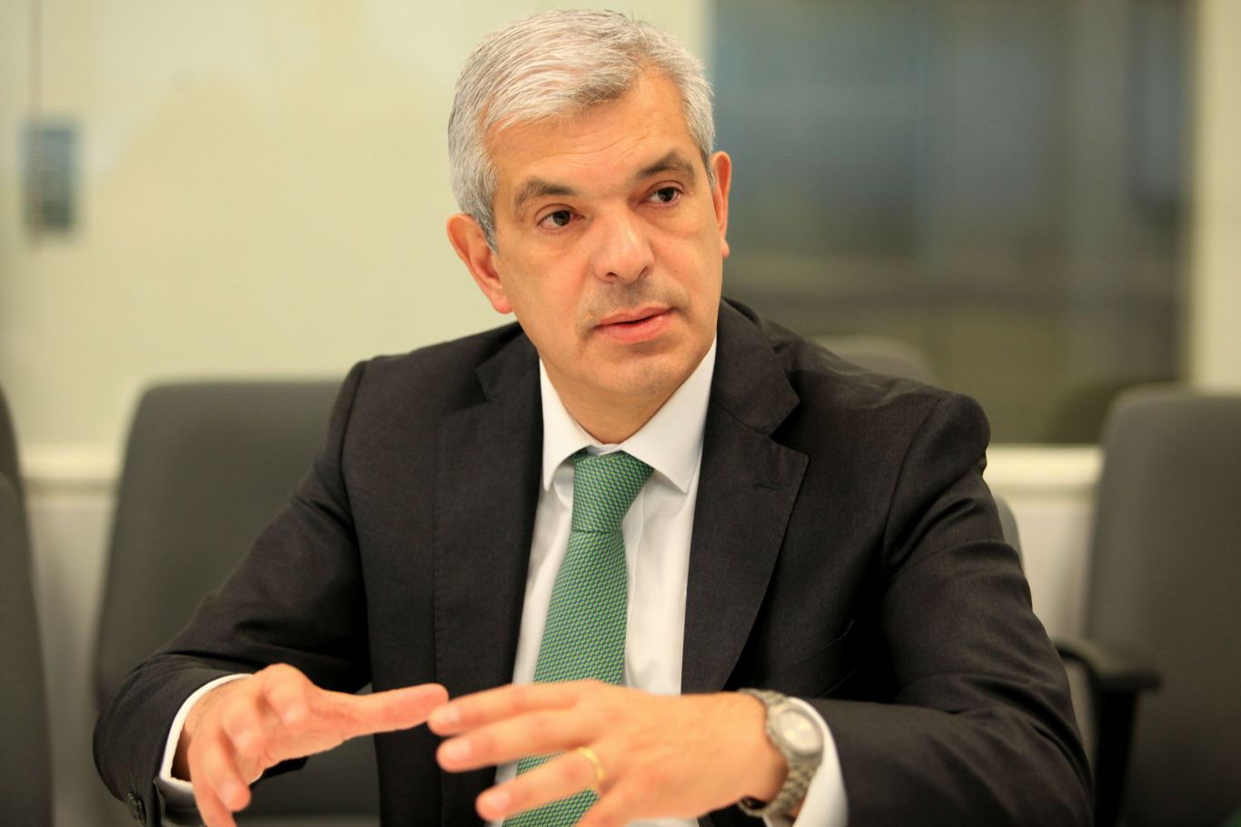 Ministro Domínguez cruzó a exportadores de carne vacuna