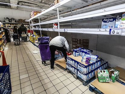Preocupación en España por falta de leche y aceite en supermercados