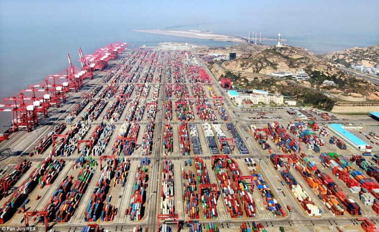 China no puede controlar el último brote de COVID-19 y ahora podría restringir los contenedores en el puerto más transitado del mundo