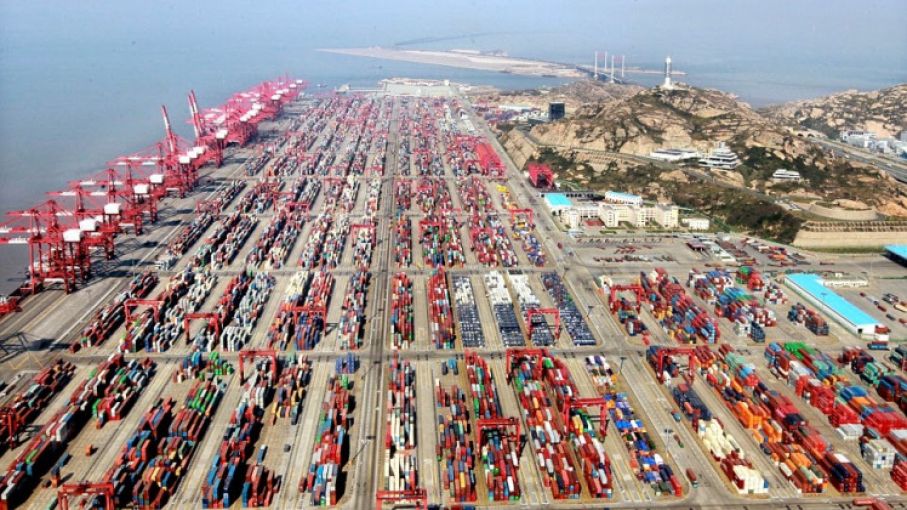 China no puede controlar el último brote de COVID-19 y ahora podría restringir los contenedores en el puerto más transitado del mundo