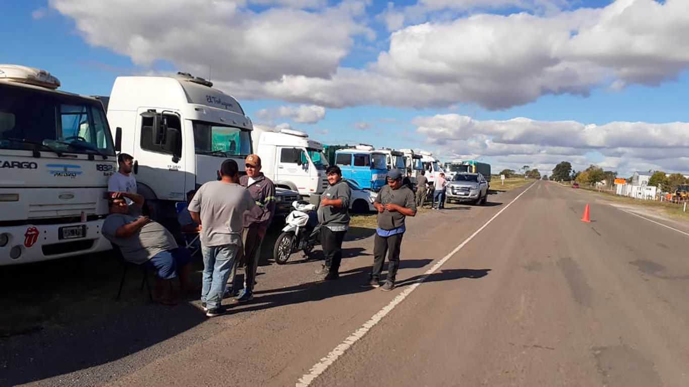 Gasoil: los transportistas de granos seguirán con el paro