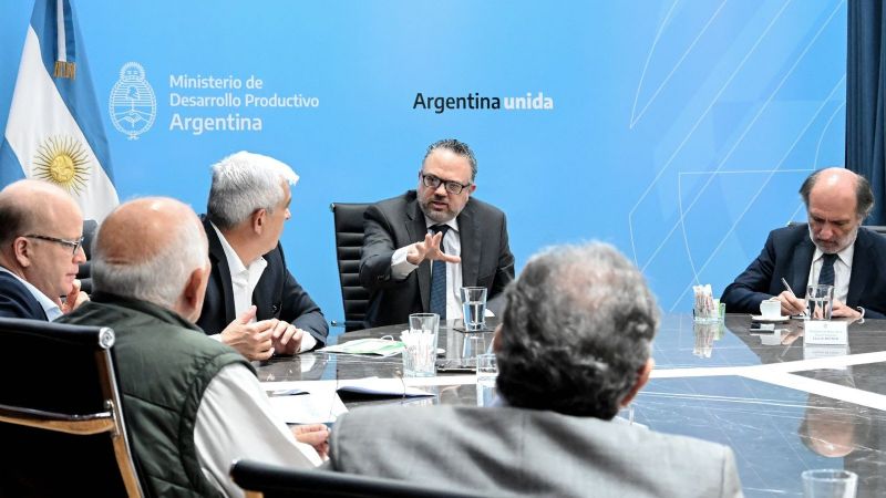 Kulfas y Domínguez avanzan con un plan de industrialización avícola para los próximos 5 años
