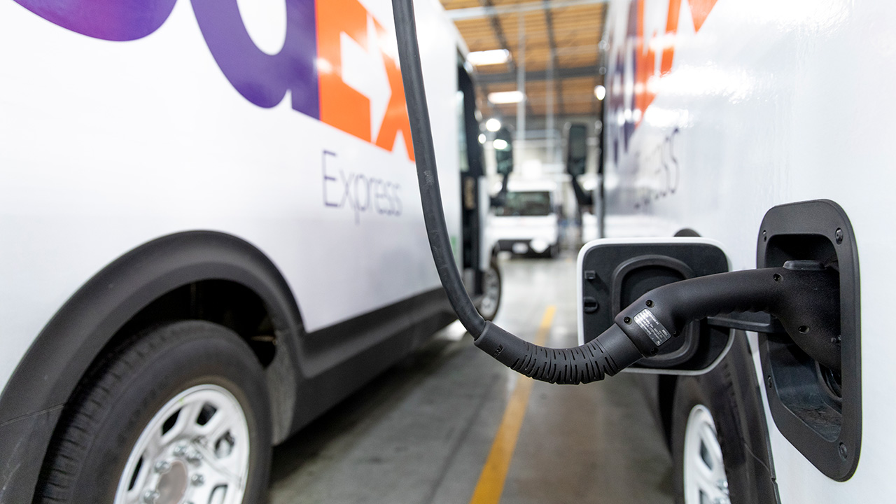 BrightDrop acelera su producción de Vehículos Eléctricos con las primeras 150 furgonetas de reparto integradas a la flota de FedEx