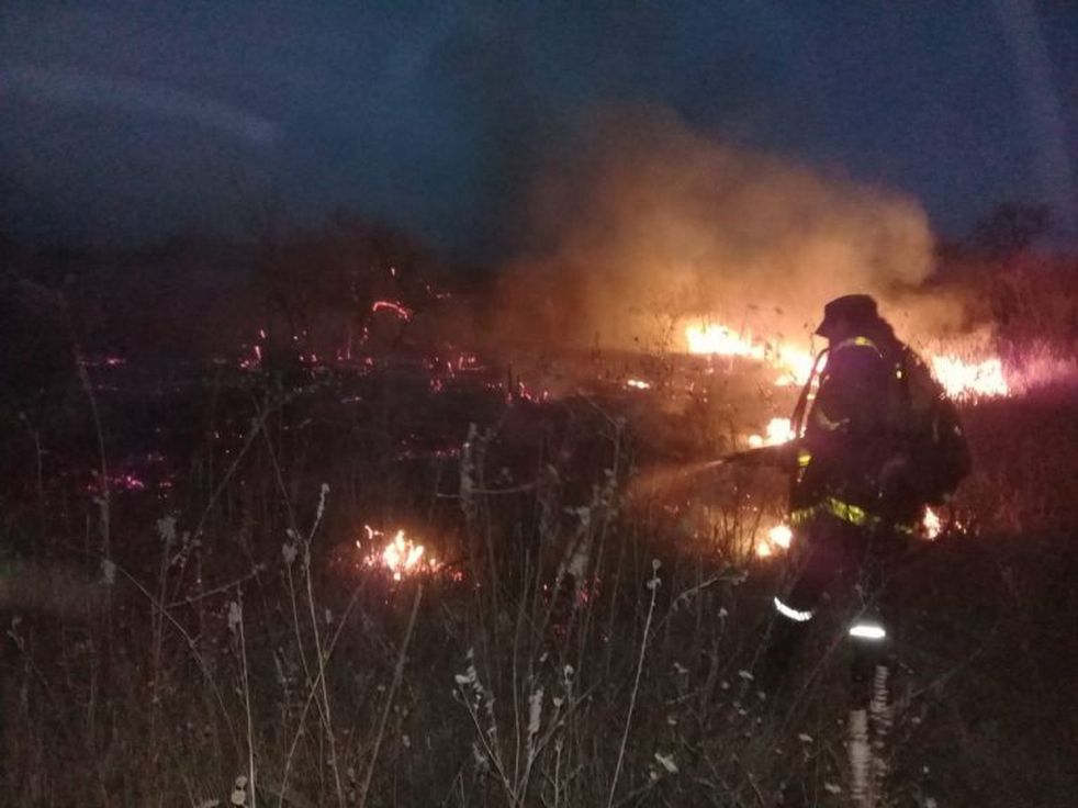 El zonda provocó otra vez incendios en distintos lugares de Salta