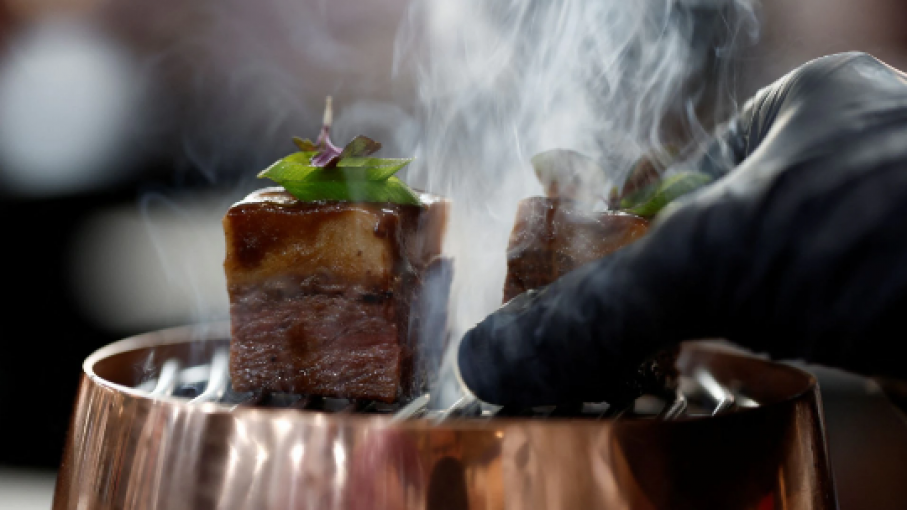 Carne falsa desafía la prohibición de nombres en el debut de un restaurante en París