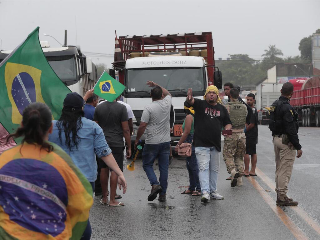 Máxima tensión en Brasil: ordenan a fuerzas de seguridad desalojar bloqueos de ruta
