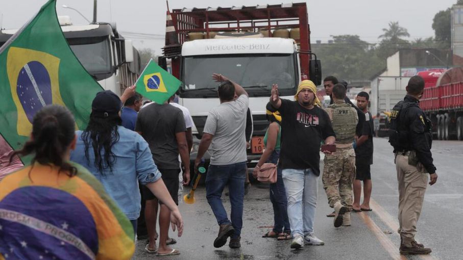 Máxima tensión en Brasil: ordenan a fuerzas de seguridad desalojar bloqueos de ruta