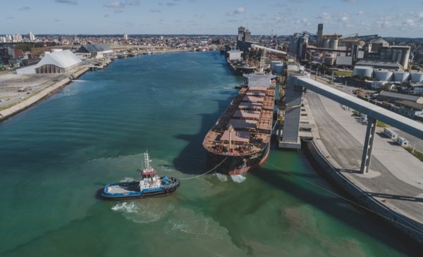 Buque repleto de soja chocó contra un espigón del puerto de Quequén
