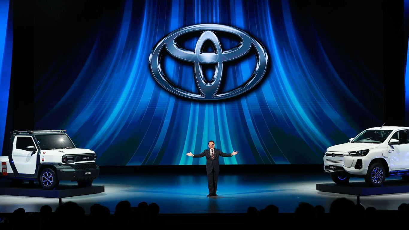 Toyota presentó por primera vez la Hilux electriva