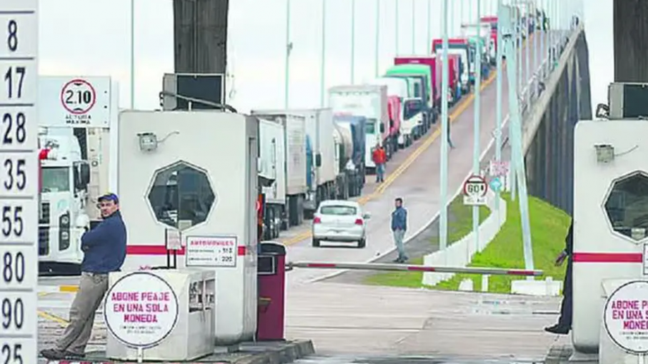 Conflicto: transportistas analizan cortar los pasos fronterizos que unen Uruguay con Argentina