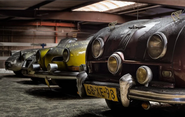 Encontraron 280 autos clásicos guardados en un granero en perfecto estado
