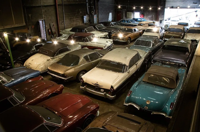 Encontraron 280 autos clásicos guardados en un granero en perfecto estado