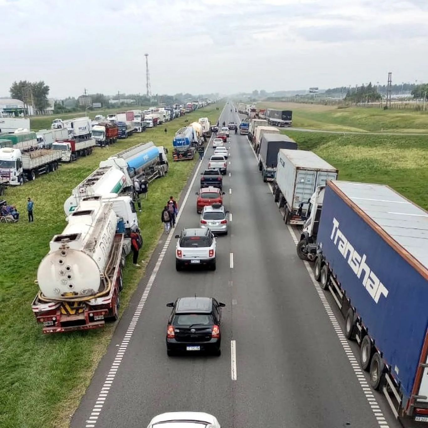 Un paro de transportistas impacta en los puertos y en el comercio interno: pérdidas de US$100 millones diarios
