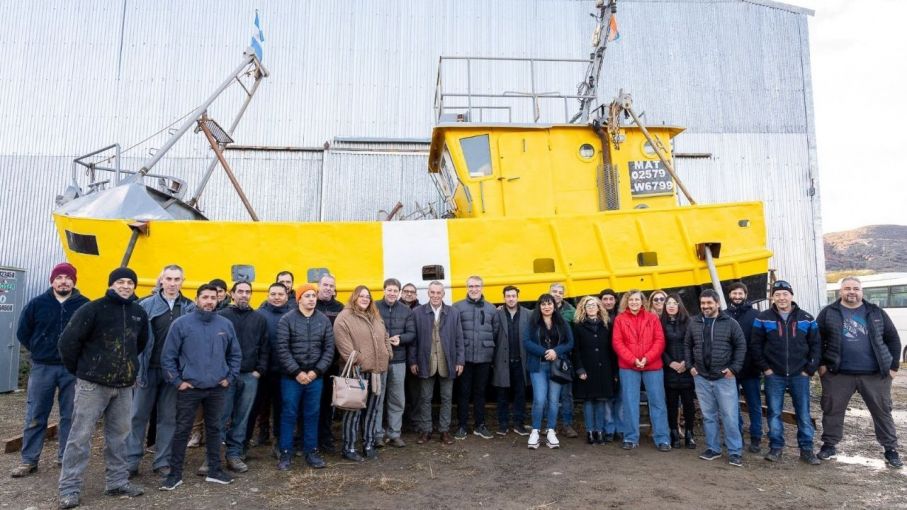 Montan procesadora de crustáceos en Ushuaia: cuenta con un barco de extracción