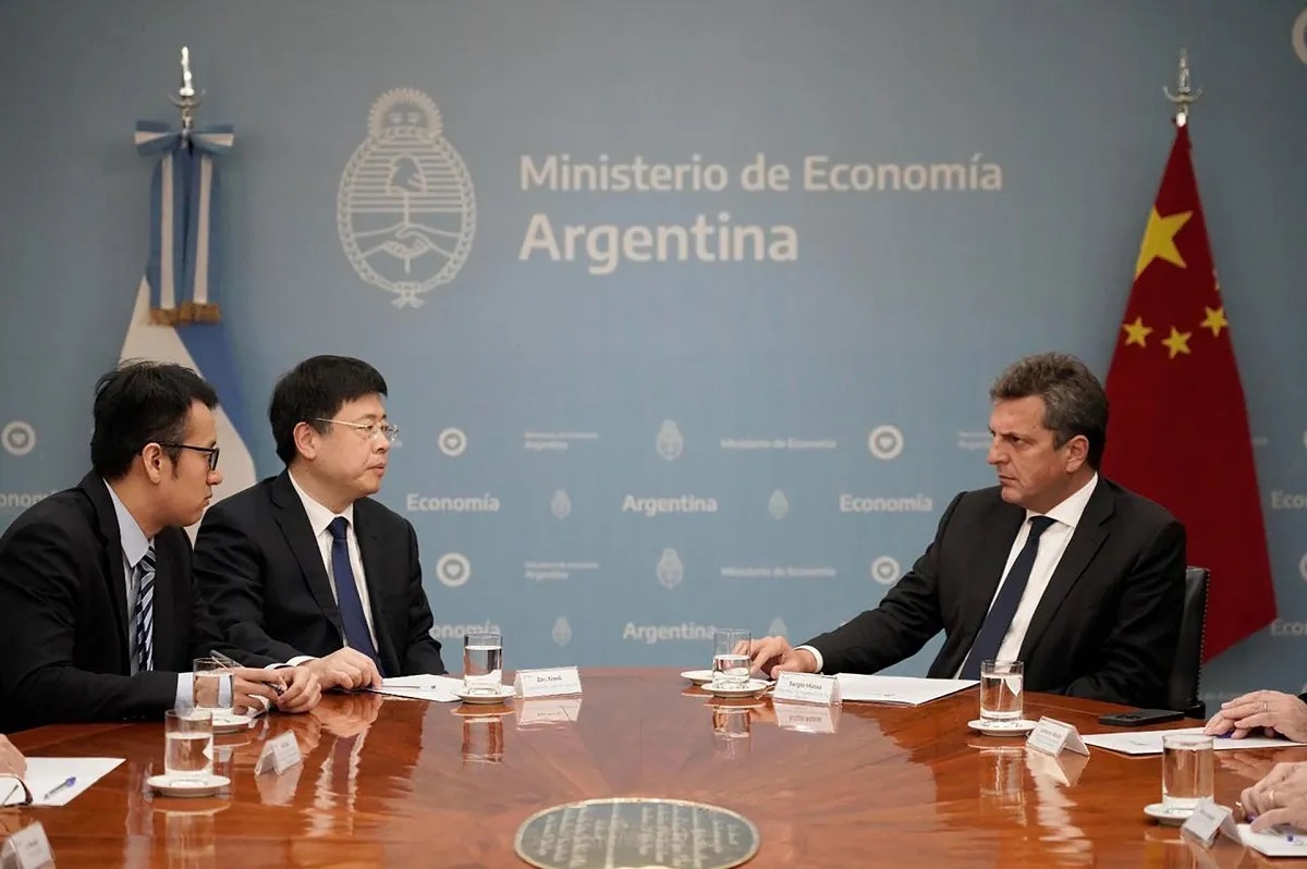 Massa partió rumbo a China en búsqueda de acuerdos energéticos y financieros