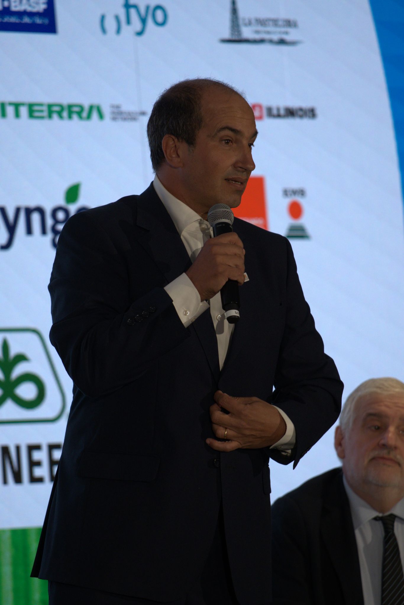 El potencial bioeconómico del maíz se destaca con un simbolismo innovador en el Congreso Maizar 2023: traje y zapatillas fabricados a partir de este cereal