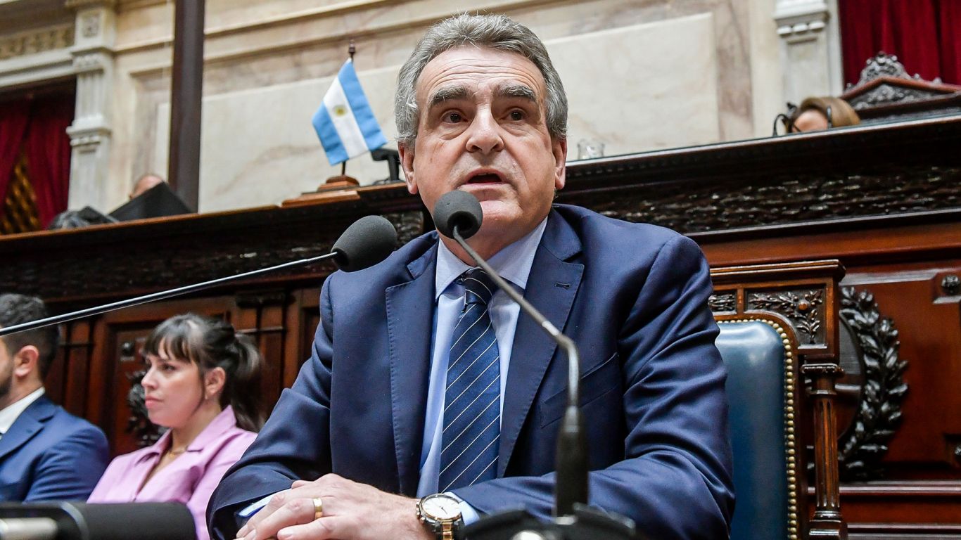 Agustín Rossi reconoce la falta de políticas para el sector agropecuario y niega haber agobiado al campo