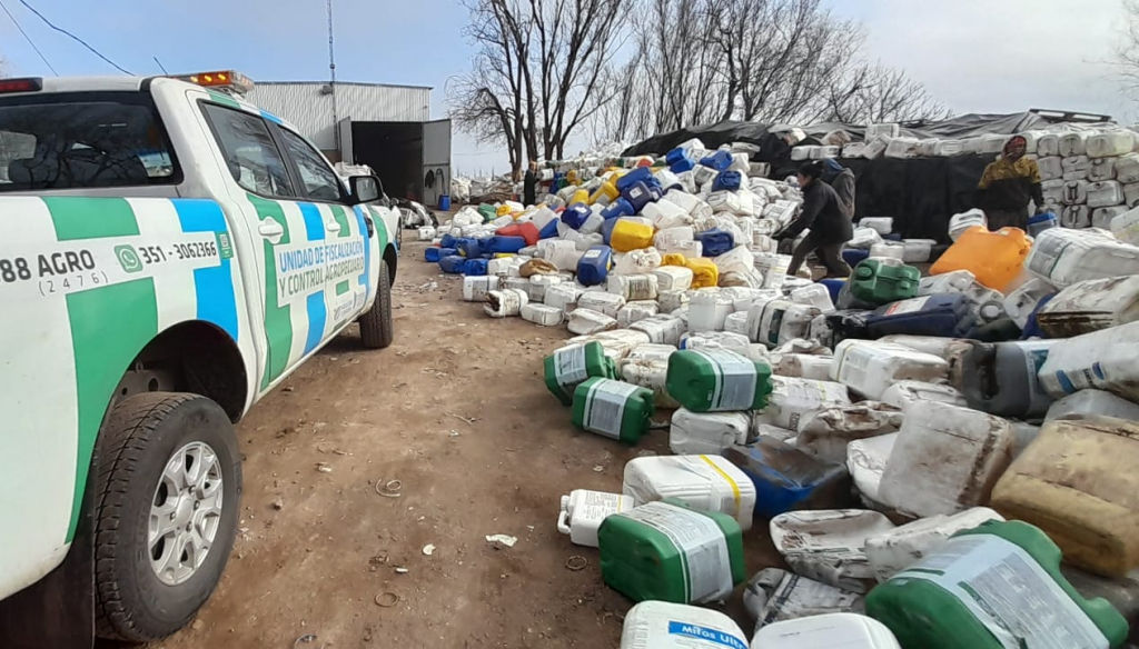 Clausuran un depósito ilegal de envases vacíos de agroquímicos en Córdoba