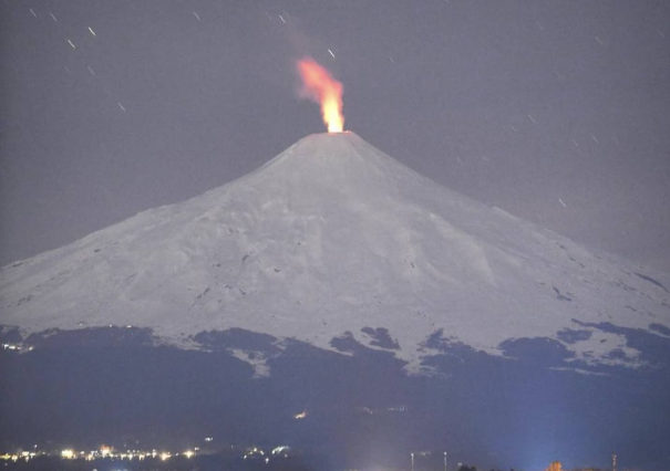 Volcán Villarrica mantiene su actividad tras sismo en Chile
