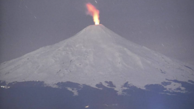 Volcán Villarrica mantiene su actividad tras sismo en Chile
