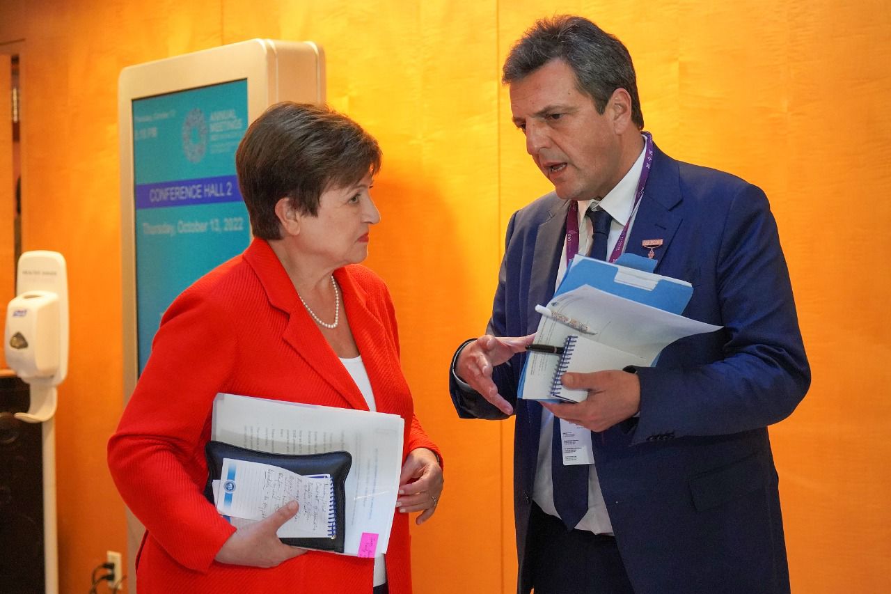 El FMI volvió a pedir ajuste en salarios públicos y jubilaciones, y más suba de tarifas