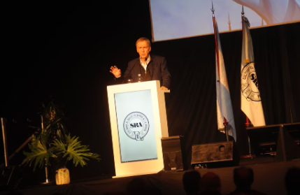 Juan Schiaretti en Expo Rural: Promete eliminar retenciones al agro y critica las políticas de Sergio Massa