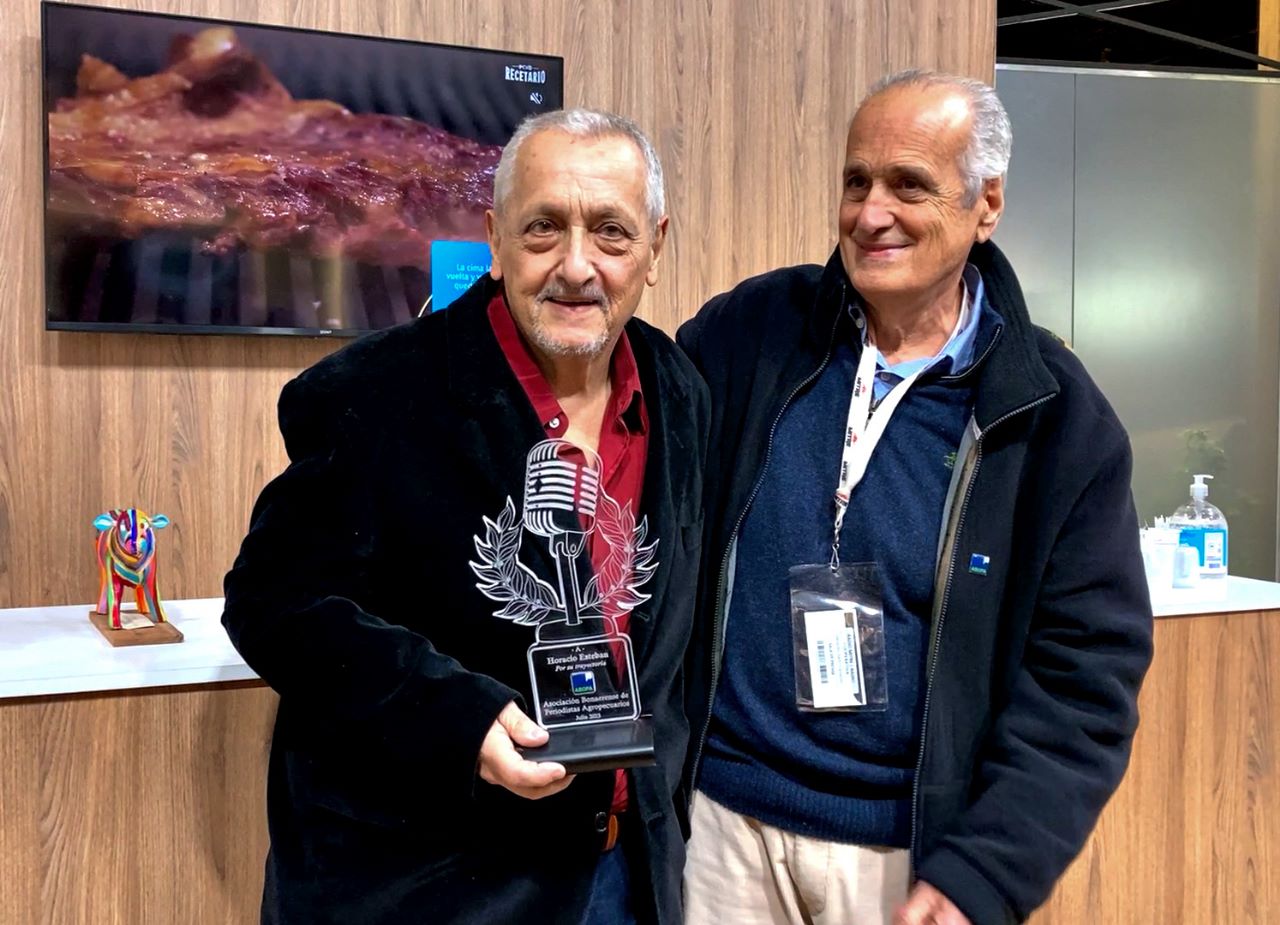  Periodista agropecuario Horacio Esteban es homenajeado en Palermo por su destacada trayectoria