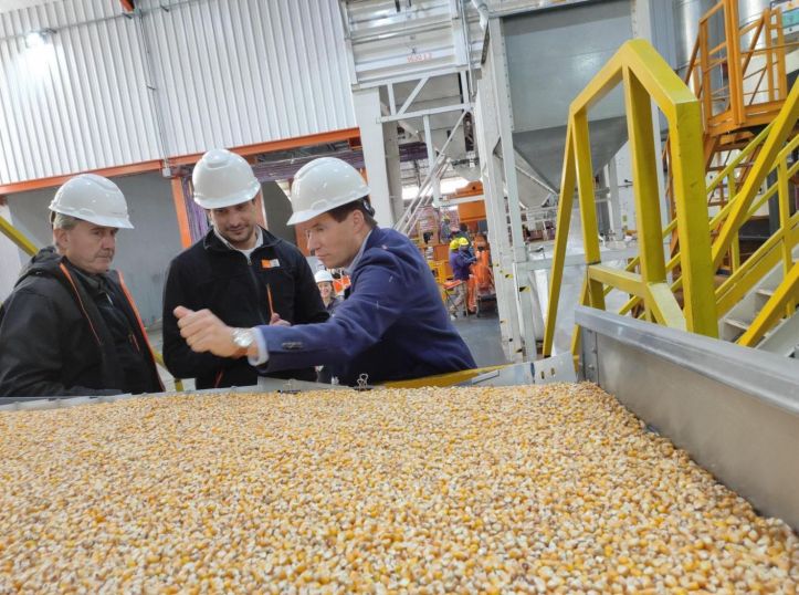 De izq. A der.: Gustavo Munk, Líder de Producción de KWS Sudamérica, Juan Carlos Olmos, responsable de planta (Manuel Ocampo y Balcarce) y Félix Büchting, durante el recorrido en la planta de Manuel Ocampo (Buenos Aires).