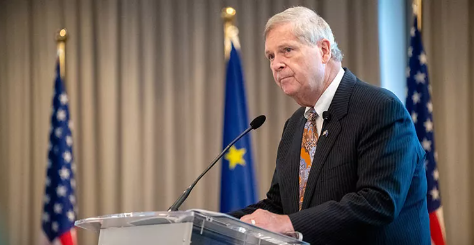 Tom Vilsack, Secretario de Agricultura de EE. UU., Advierte sobre Consecuencias Rurales y el Posible Cierre del Gobierno