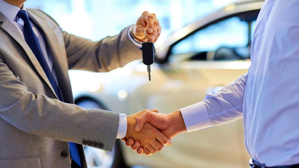 Frases clave que nunca debes decir a un vendedor al comprar un auto, segn un experto
