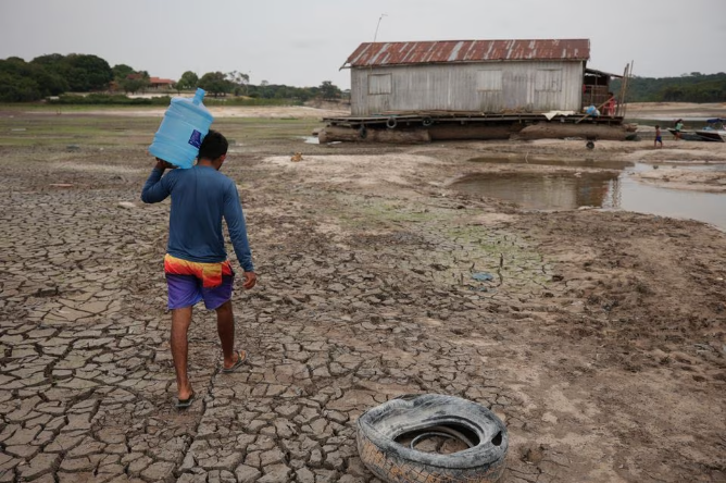 El Río Amazonas Alcanza su Nivel Más Bajo en un Siglo Debido a la Sequía en Brasil