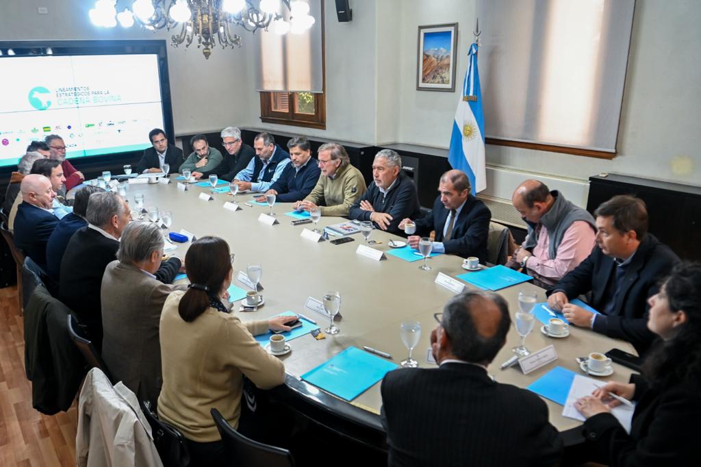 La Mesa de Ganados y Carnes presentó a Bahillo los lineamientos estratégicos para la cadena bovina