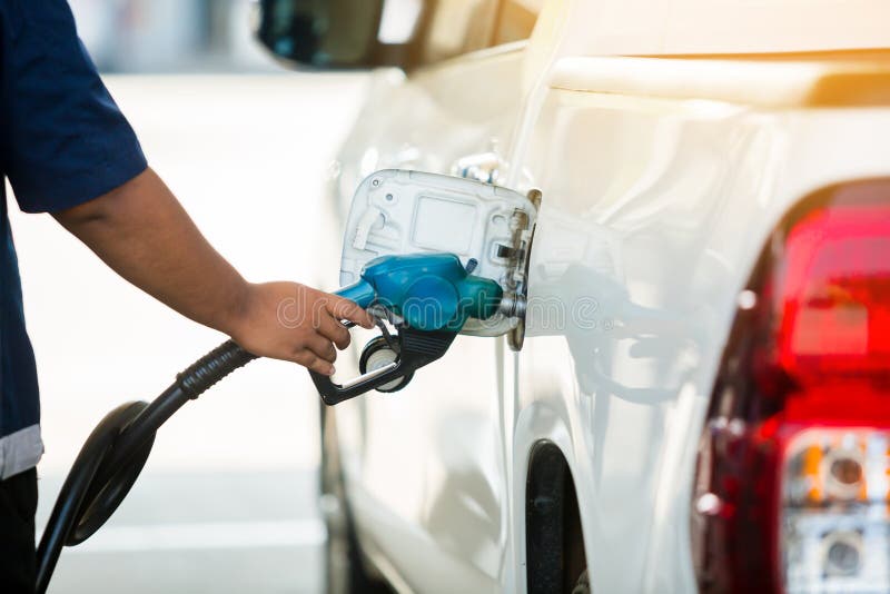 La venta de combustibles suma 15 meses de caída