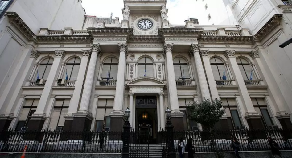 Decretan un virtual "feriado cambiario" para la compra de dólares oficiales Se necesitará la autorización del directorio del Banco Central para realizar operaciones