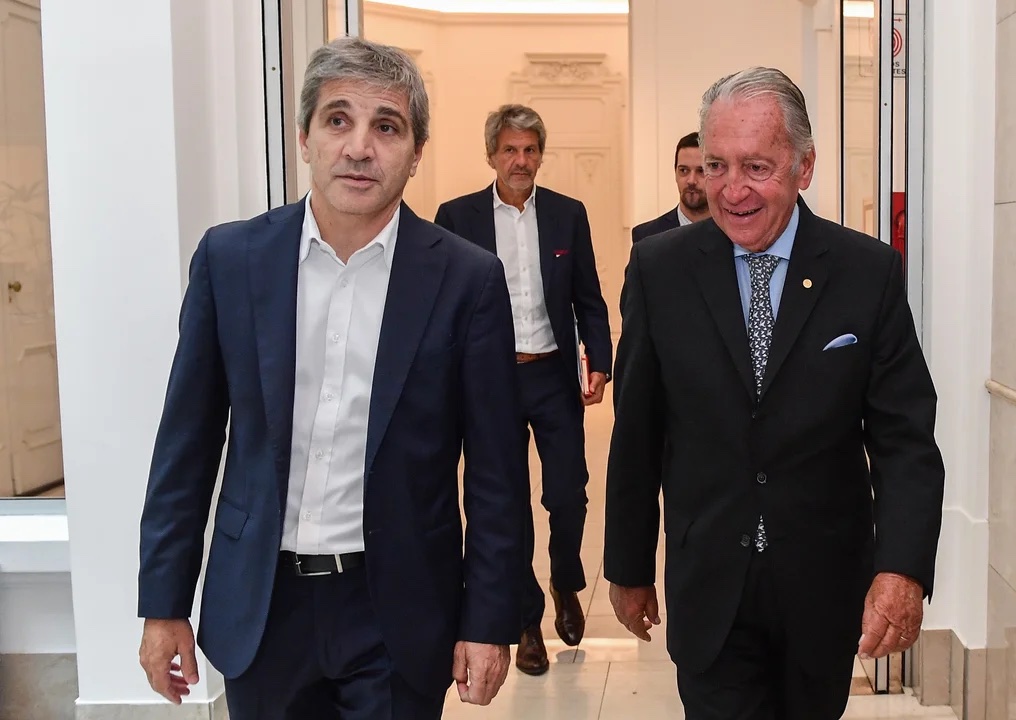 Luis Caputo le dijo a la UIA que tras conseguir superávit fiscal "habrá una brutal baja de impuestos"