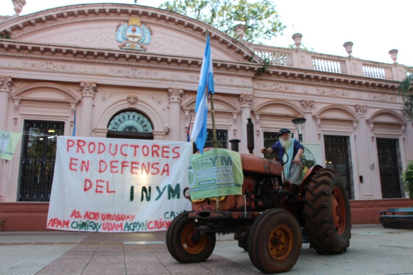 El tractor en la plaza de Posadas, símbolo en defensa del INYM