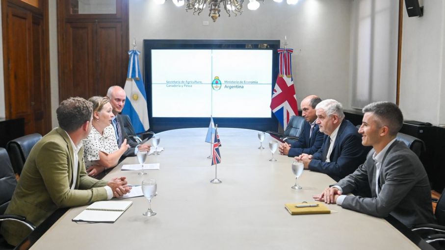 Vilella recibió a la embajadora británica en la Argentina Kirsty Hayes 