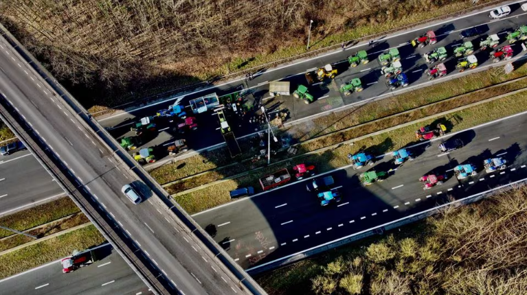 Agricultores Belgas intensifican protestas bloqueando puerto de Zeebrugge: Exigen cambios en políticas agrícolas de la UE
