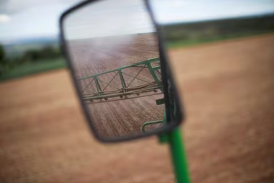 Brasil intensifica lucha contra el comercio ilegal de pesticidas ante récord de incautaciones