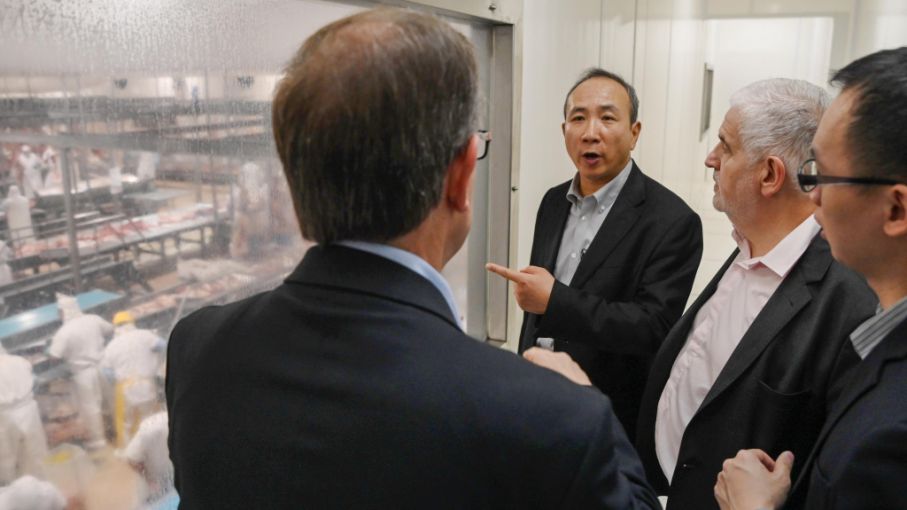 El embajador de China en Argentina, Wang Wei, visitó planta industrial cárnica modelo junto al Secretario Vilella