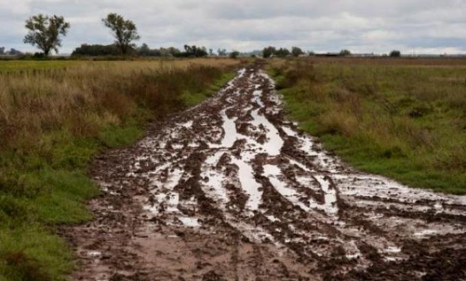 Kicillof refuerza el Plan de Caminos Rurales y declara la emergencia agropecuaria en 12 municipios bonaerenses