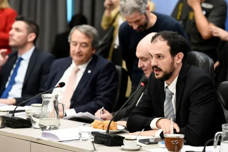  El oficialismo obtuvo dictamen de la nueva ley de Bases , se trata el lunes