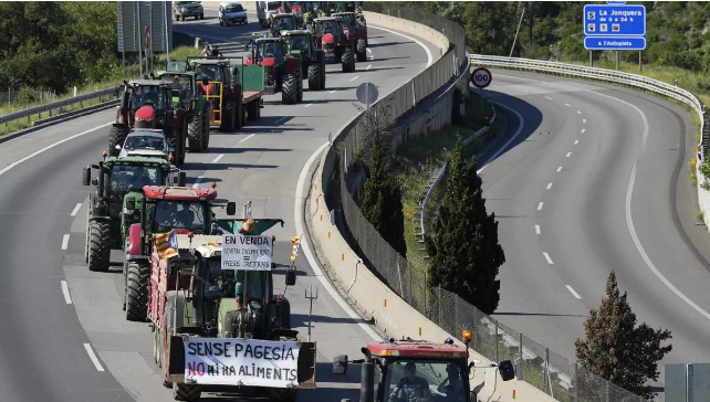 Productores europeos cortan rutas en protesta por las políticas agropecuarias del Parlamento Europeo