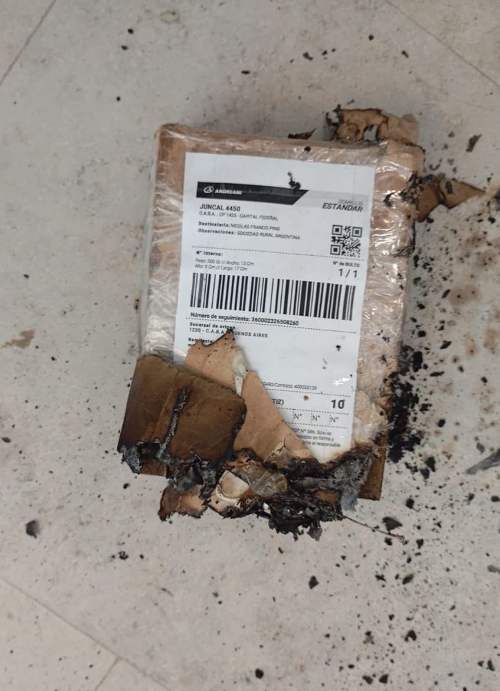 Así quedó la oficina donde explotó el paquete sospechoso enviado a Pino