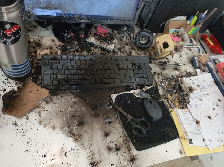 Así quedó la oficina donde explotó el paquete sospechoso enviado a Pino