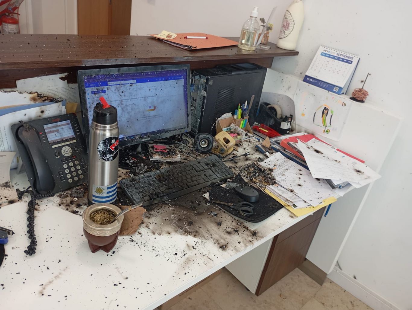 Así quedó la oficina donde explotó el paquete sospechoso enviado a Pino 