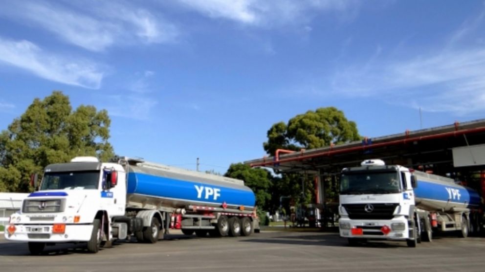 YPF se prepara para subir los precios de los combustibles en noviembre
