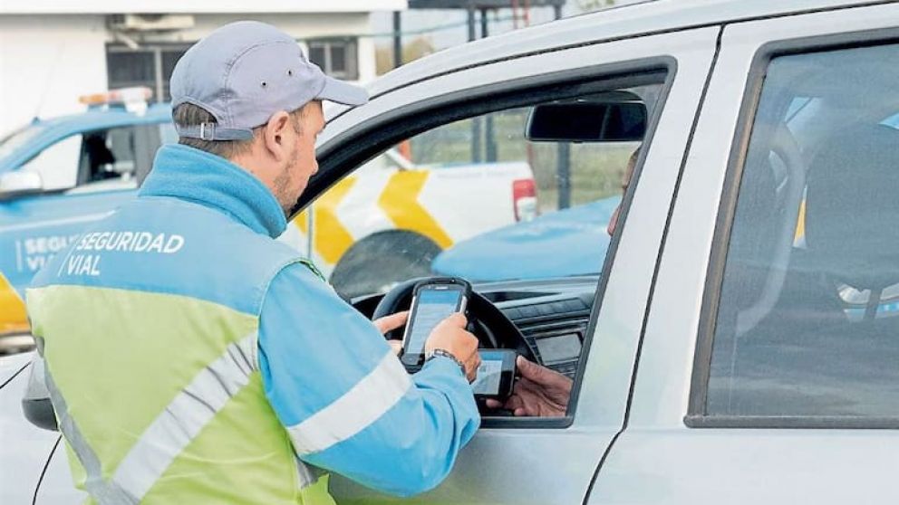 Adis a la cdula azul: ahora se puede autorizar a manejar un auto de manera digital y sin costo