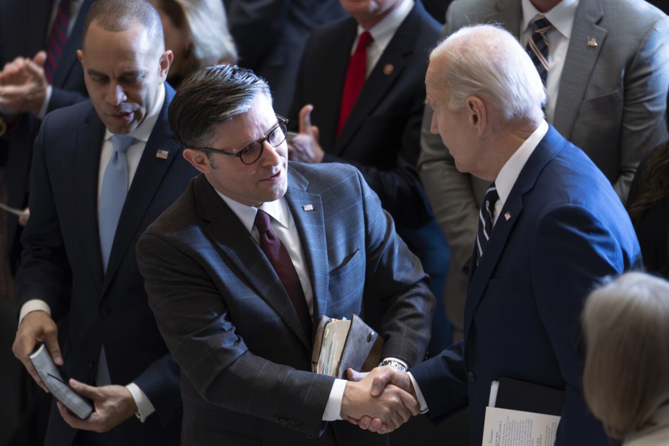 Biden firma ley que destina 10.000 millones de dólares en ayuda para agricultores ante crisis de precios y costos elevados